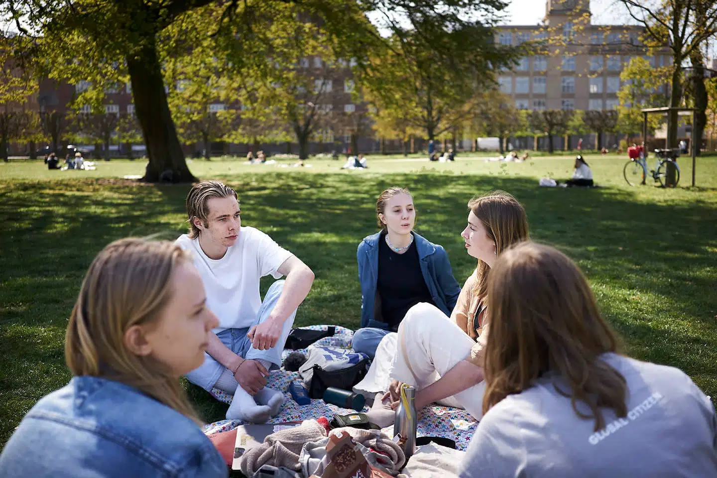 Elever fra Rysensteen Gymnasium. Ditte Jensen yderst til venstre og Emma Rudbæk nr. tre fra venstre mener begge, at det er begrænset hvor længe, man kan opretholde en gennemført social afstand.