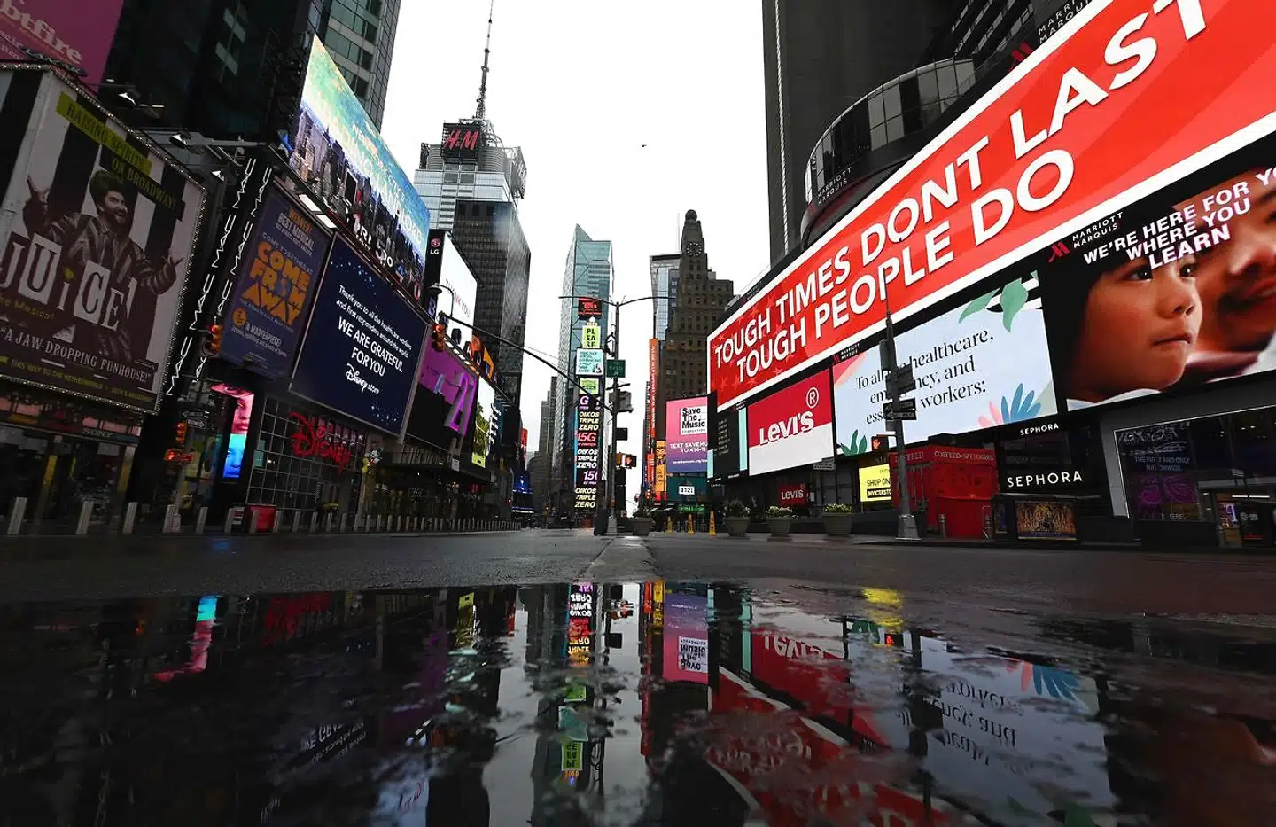 Et øde Time Square i New York City. Coronapandemien hensætter hele verden i en dyb og akut økonomisk krise, som det vil kræve den rette politiske håndtering at komme godt ud af igen. Foto: Angela Weiss / AFP