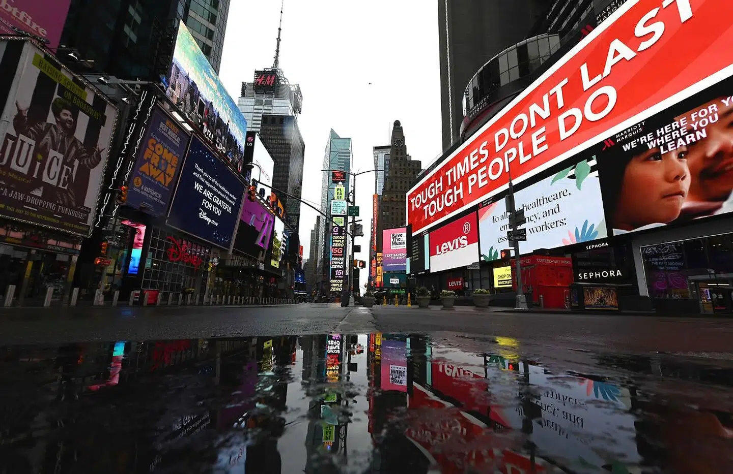 Et øde Time Square i New York City. Coronapandemien hensætter hele verden i en dyb og akut økonomisk krise, som det vil kræve den rette politiske håndtering at komme godt ud af igen. Foto: Angela Weiss / AFP