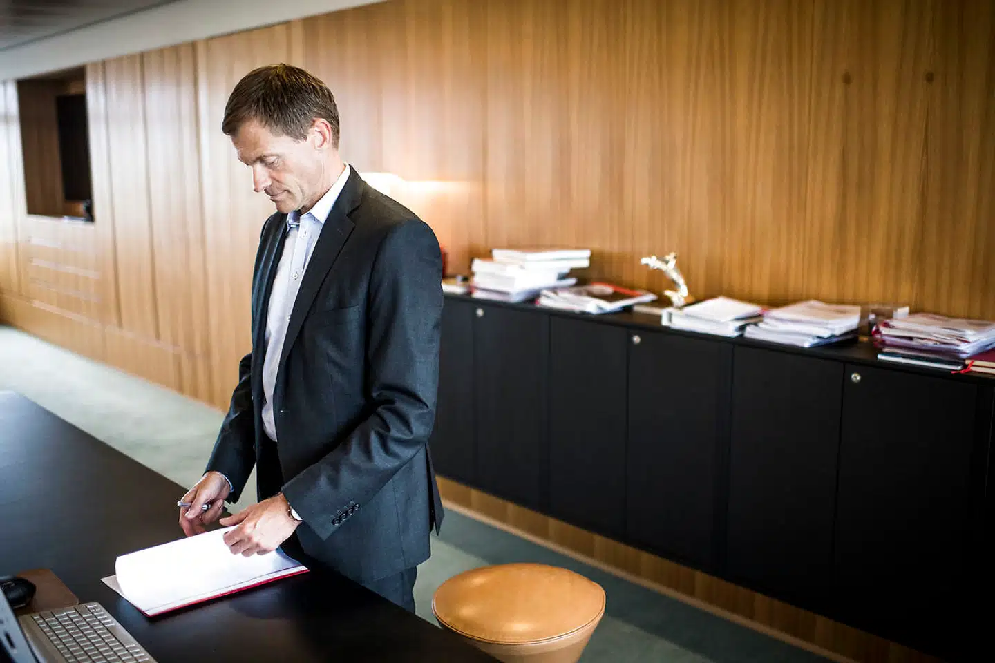 Kim Fausing, topchef i Danfoss, har de seneste seks uger vekslet mellem at arbejde hjemme på sin ejendom ved Dybbøl Banke i Sønderjylland og et næsten mennesketomt kontor i domicilet ved Nordborg på Als. Stort set alle medarbejdere i hovedkontoret har været sendt hjem for at arbejde.