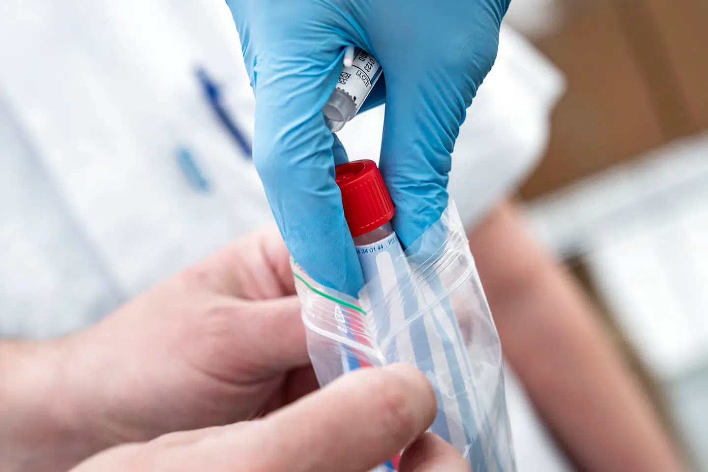 (ARKIV) Læge ifører sig værnemidler og demonstrerer en podning i det nye podetelt på Rigshospitalet i København, torsdag den 2. april 2020. Teltet skal øge hospitalets podningskapacitet og er ved at blive indrettet til at tage imod endnu flere patienter til podning for coronavirus. Eksempler fra Belgien og England viser, at børn er døde af coronavirus. Det sker sjældent, men understreger behovet for at overholde regler, siger professor. Det skriver Ritzau, torsdag den 9. april 2020.. (Foto: Niels Christian Vilmann/Ritzau Scanpix)