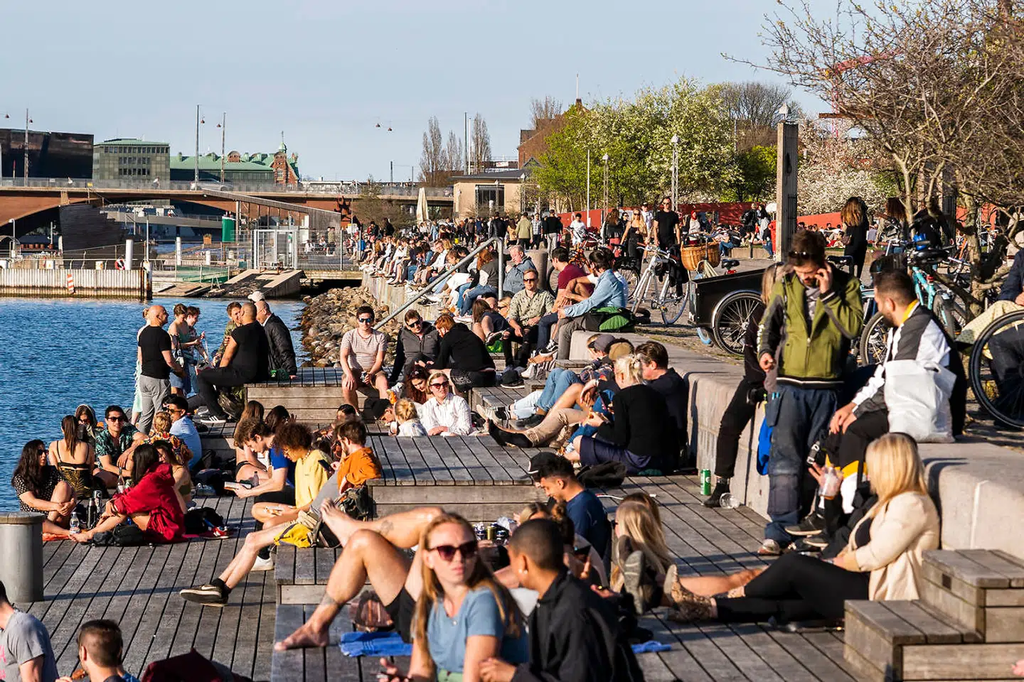 Københavnere nyder det varme forårsvejr på Island Brygge i København torsdag den 23. april 2020.