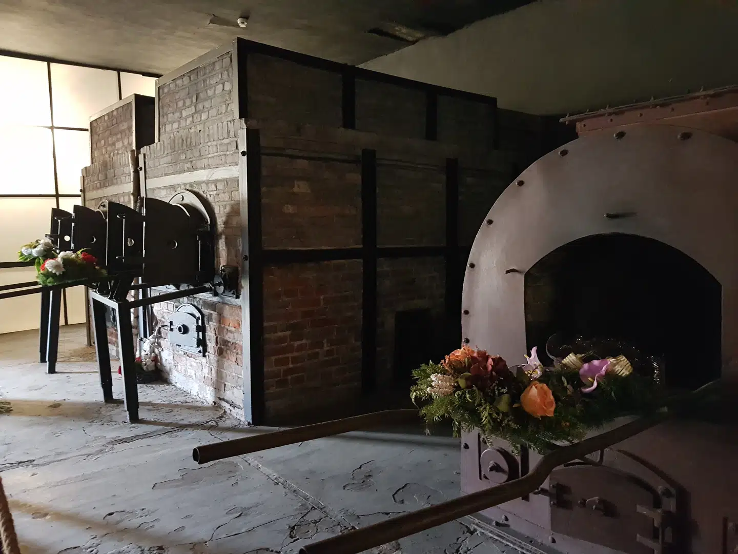 150 danskere var indsat i koncentrationslejren Stutthof, hvor krematoriet brændte så varmt, at halvdelen af bygningen brændte ned. En 96-årig kvinde skulle torsdag have været i retten for at have været sekretær i lejren.