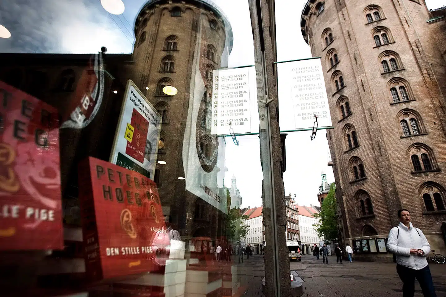 »Når du næste gang i december går ned ad Købmagergade, forbi søjlegangen ved Regensen og mandlerne, der altid brænder i skyggen af Rundetårn, så forestil dig tomheden, der indfinder sig, når det endegyldigt går op for dig, at Arnold Busck ikke længere ligger på din højre side med sine indbydende vinduer af mangfoldig litteratur.«