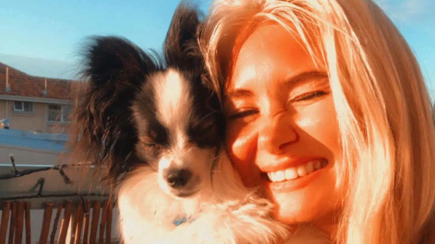 Sofie Tannert vil ikke rejse hjem fra Australien uden sin hund.