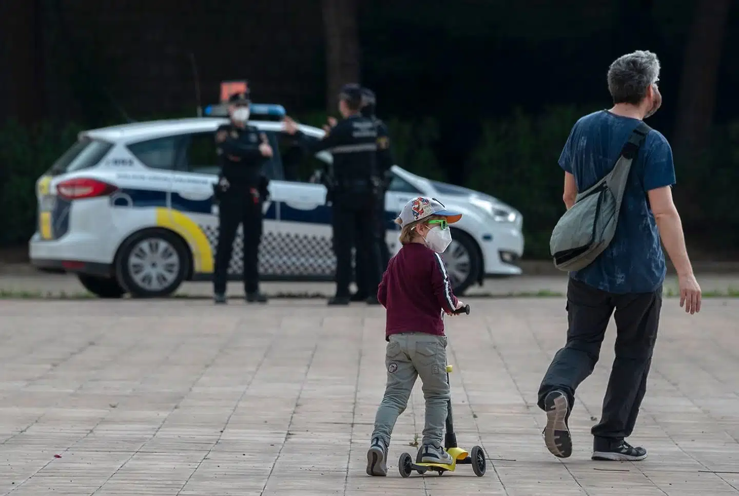 Søndag havde de spanske børn for første gang under den halvanden måned lange nødretstilstand lov til at komme ud. Det blev udnyttet, og selv om de fleste overholdt reglerne, havde politiet lejlighed til at udskrive yderligere 18.000 »coronabøder« til samlingen.