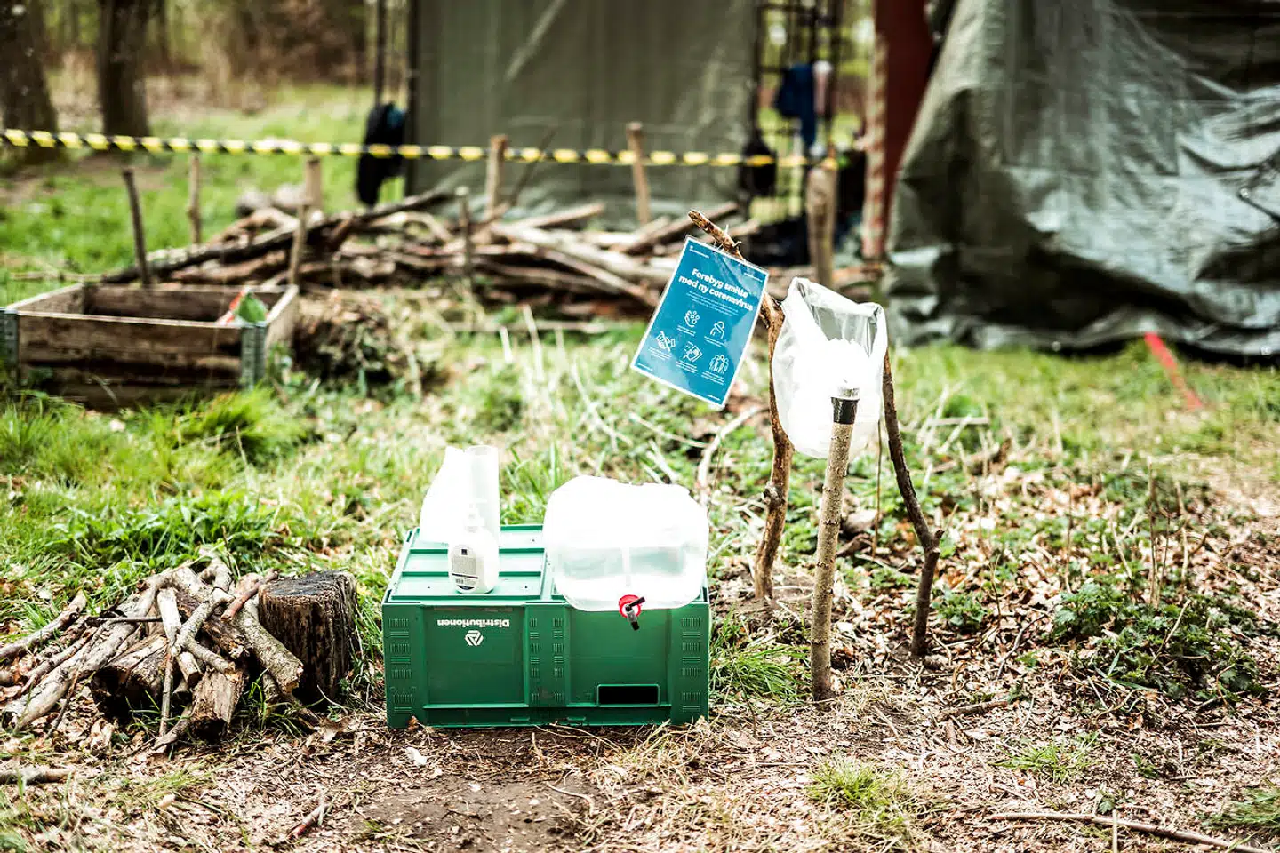 Der er ikke rindende vand i området, hvor børnene fra Børnegården Lynghoved opholder sig. De vasker hænder i vand fra store 15 liters vanddunke med påmonteret vandhane. Ifølge Sundhedsstyrelsens anbefalinger skal man vaske hænder i 45 til 60 sekunder, hvis håndvasken skal udføres korrekt.