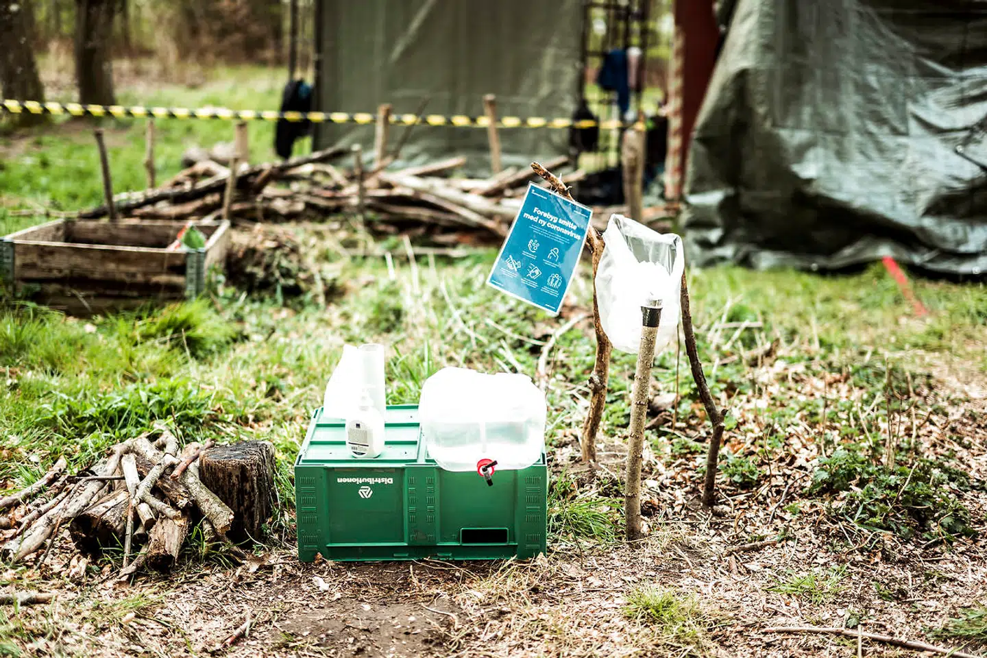 Der er ikke rindende vand i området, hvor børnene fra Børnegården Lynghoved opholder sig. De vasker hænder i vand fra store 15 liters vanddunke med påmonteret vandhane. Ifølge Sundhedsstyrelsens anbefalinger skal man vaske hænder i 45 til 60 sekunder, hvis håndvasken skal udføres korrekt.