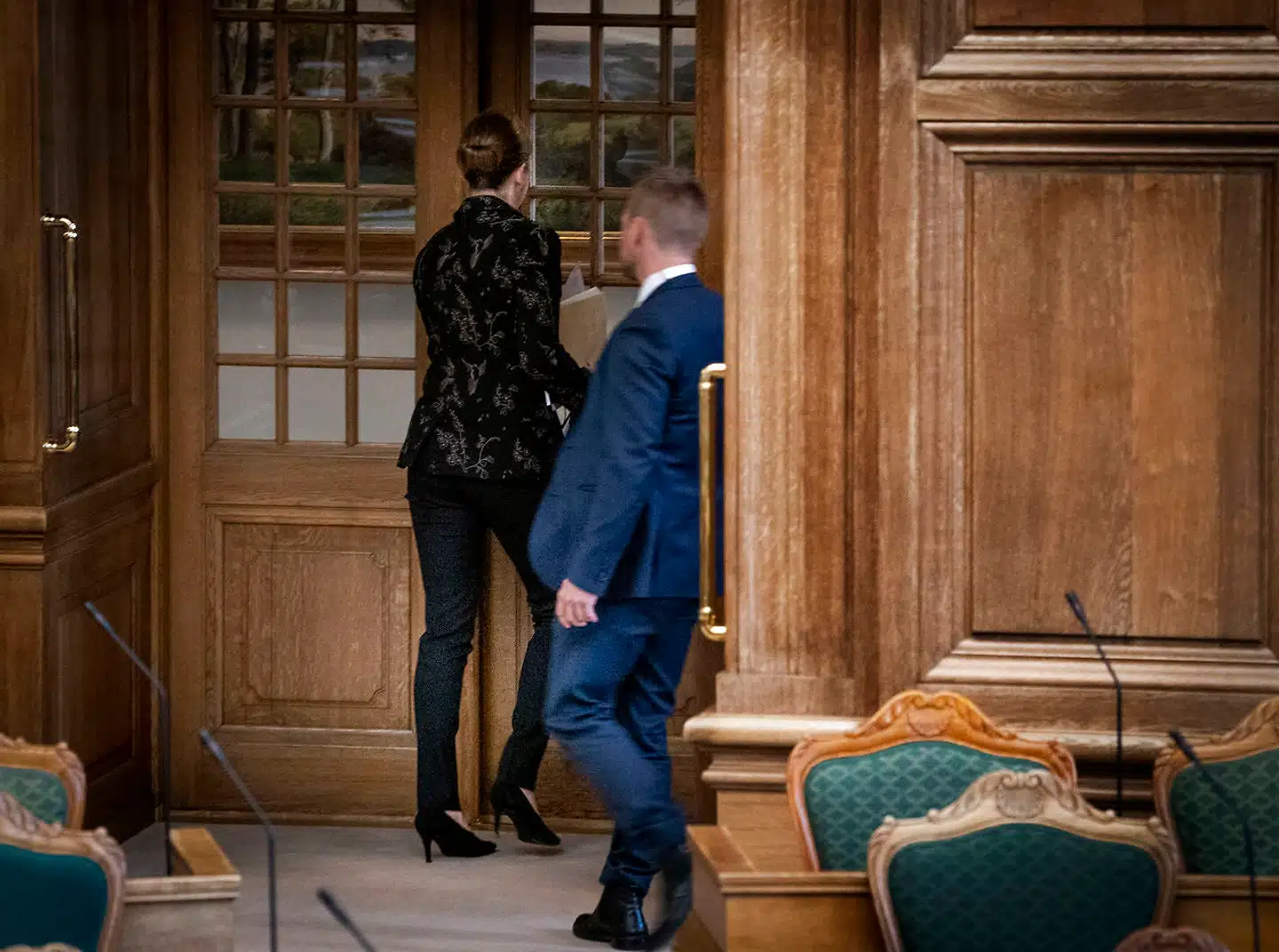 Statsminister Mette Frederiksen forlader Folketingssalen i forbindelse med mødet på Christiansborg i København, onsdag den 29 april 2020.