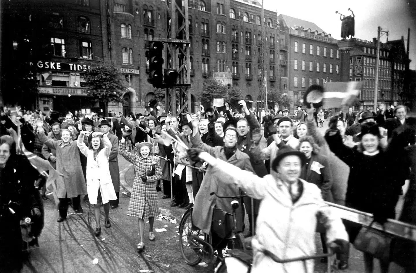 (ARKIV) Anden Verdenskrig. Befrielsen 4. maj 1945. Glade danskere på Rådhuspladsen i København. Tyskernes kapitulation i Danmark 5. maj 1945 medførte jubel og brændende mørklægningsgardiner. Men det blev også startskuddet til besættelsens blodigste døgn. Det skriver Ritzau, fredag den 1. maj 2020. (Foto: Sven Gjørling/Ritzau Scanpix)