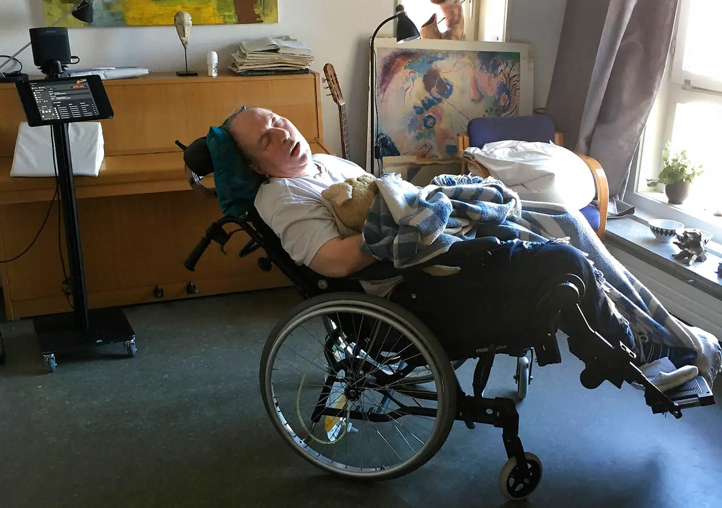64-årige Werner Kreisø døde med covid-19 21. marts på plejehjemmet Sølund. Her ligger han og lytter til Bach, inden coronavirus kom til Danmark. Privatfoto.