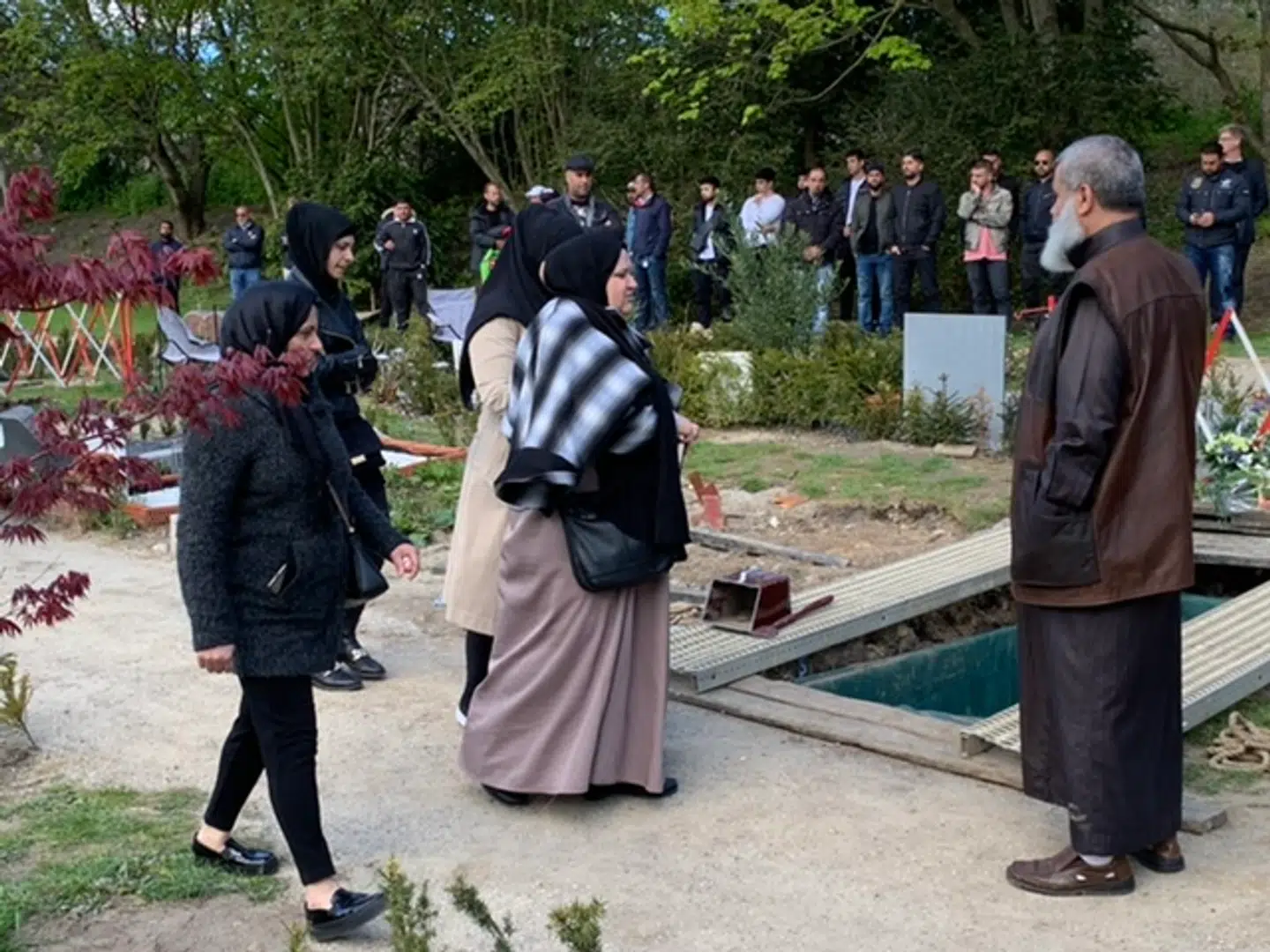 Yahya Hassans mor ved graven.