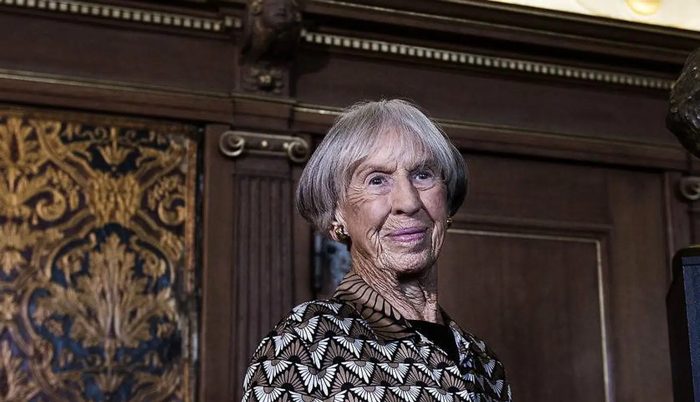 102 årige Lise Nørgaard har stort set mistet stemmen.