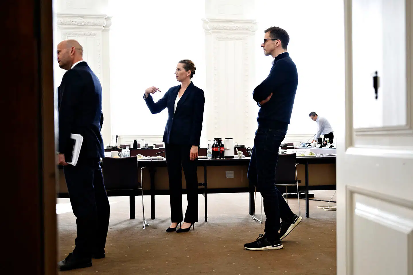 Statsminister Mette Frederiksen (S) samt Søren Pape Poulsen (KF) og Alex Vanopslagh (LA) kort inden et partiledermøde om genåbningens næste fase