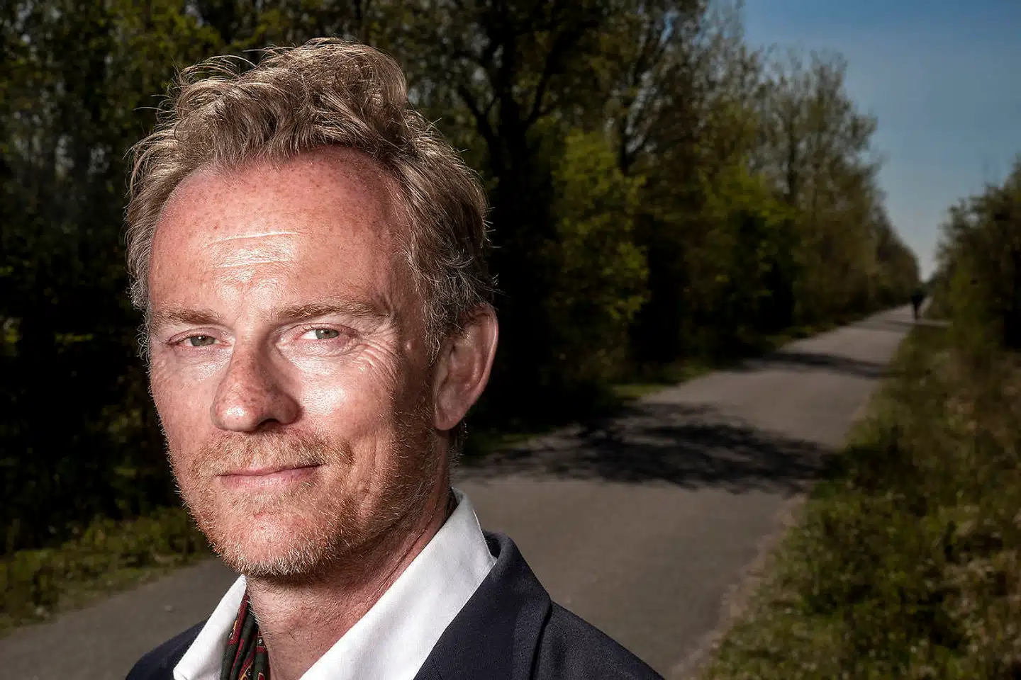 »Grunden til, at jeg kan tage glad på arbejde, er, at jeg er overfladisk nok til at glemme alt om arbejdet, når jeg tager hjem. Jeg kan ikke have tre begravelser på en dag i ro og nærvær, hvis ikke jeg glædede mig til jordbærkagen mellem tjenesterne eller lagde mærke til det virkelig velsiddende jakkesæt, en af de pårørende havde på,« siger præst Karsten Møller Hansen.