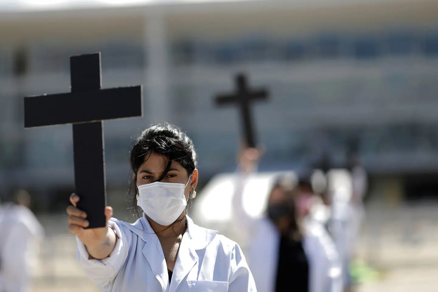 Brasilianske sygeplejersker demonstrerer mod deres livsfarlige arbejdsforhold under coronavirusepidemien, der foreløbig har kostet 73 af dem livet.