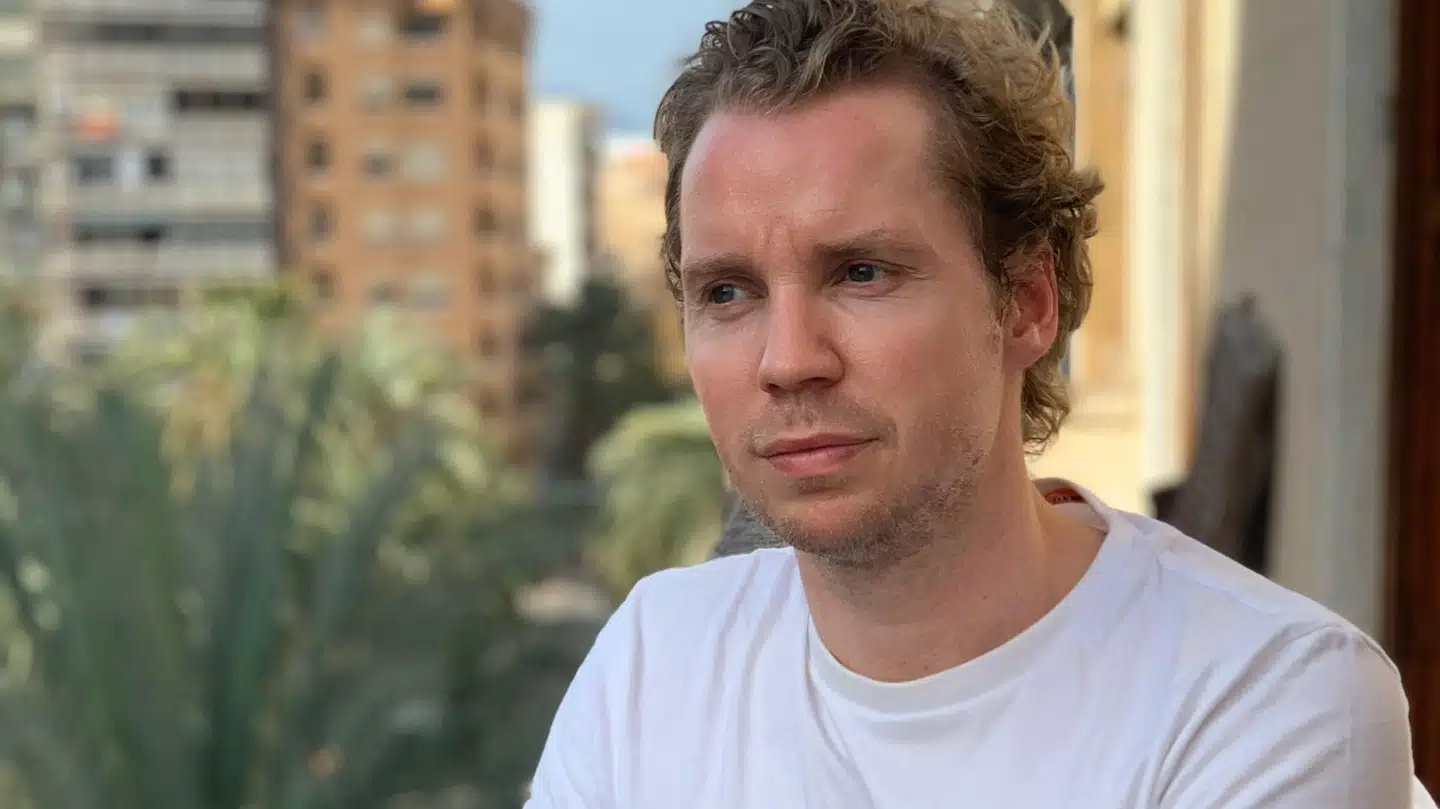 Mikkel Bjødstrup på sin altan i Alicante, Spanien.