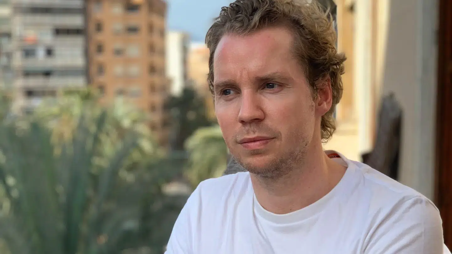 Mikkel Bjødstrup på sin altan i Alicante, Spanien.