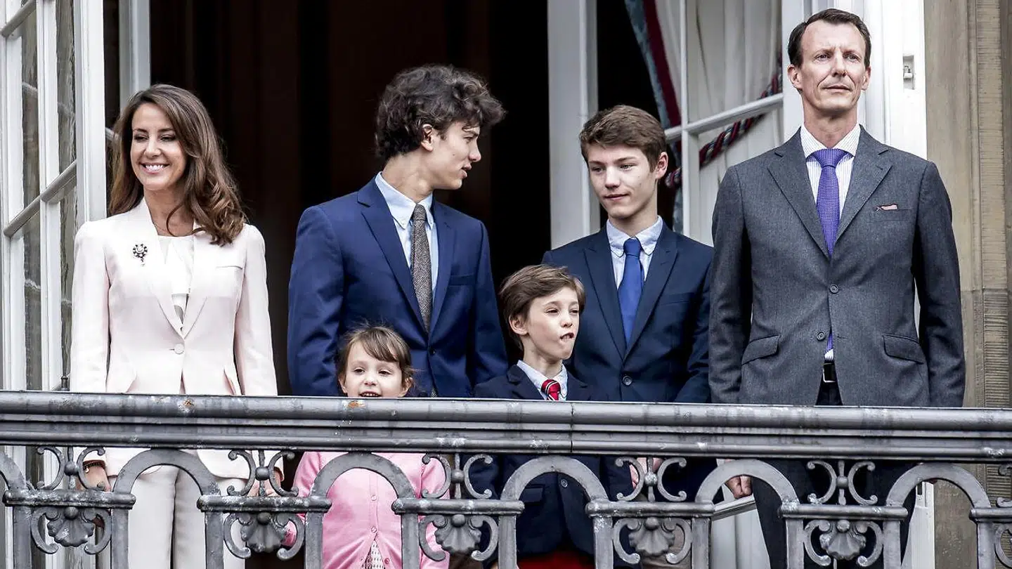 Prinsesse Marie, prinsesse Athena, prins Nikolai, prins Henrik, prins Felix og prins Joachim her fotograferet i 2018.