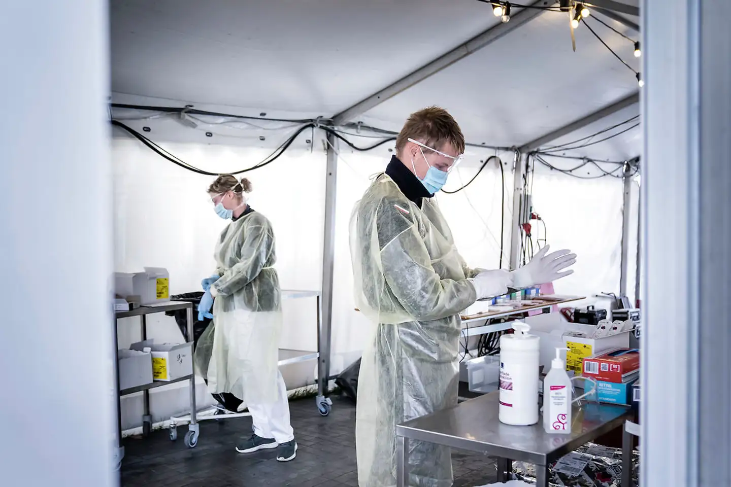 Ved flere af landets sygehuse er der opstillet hvide telte – som her ved Slagelse Sygehus – hvor man kan blive testet for coronavirus. Tirsdag fremlagde regeringen en længe ventet national teststrategi.