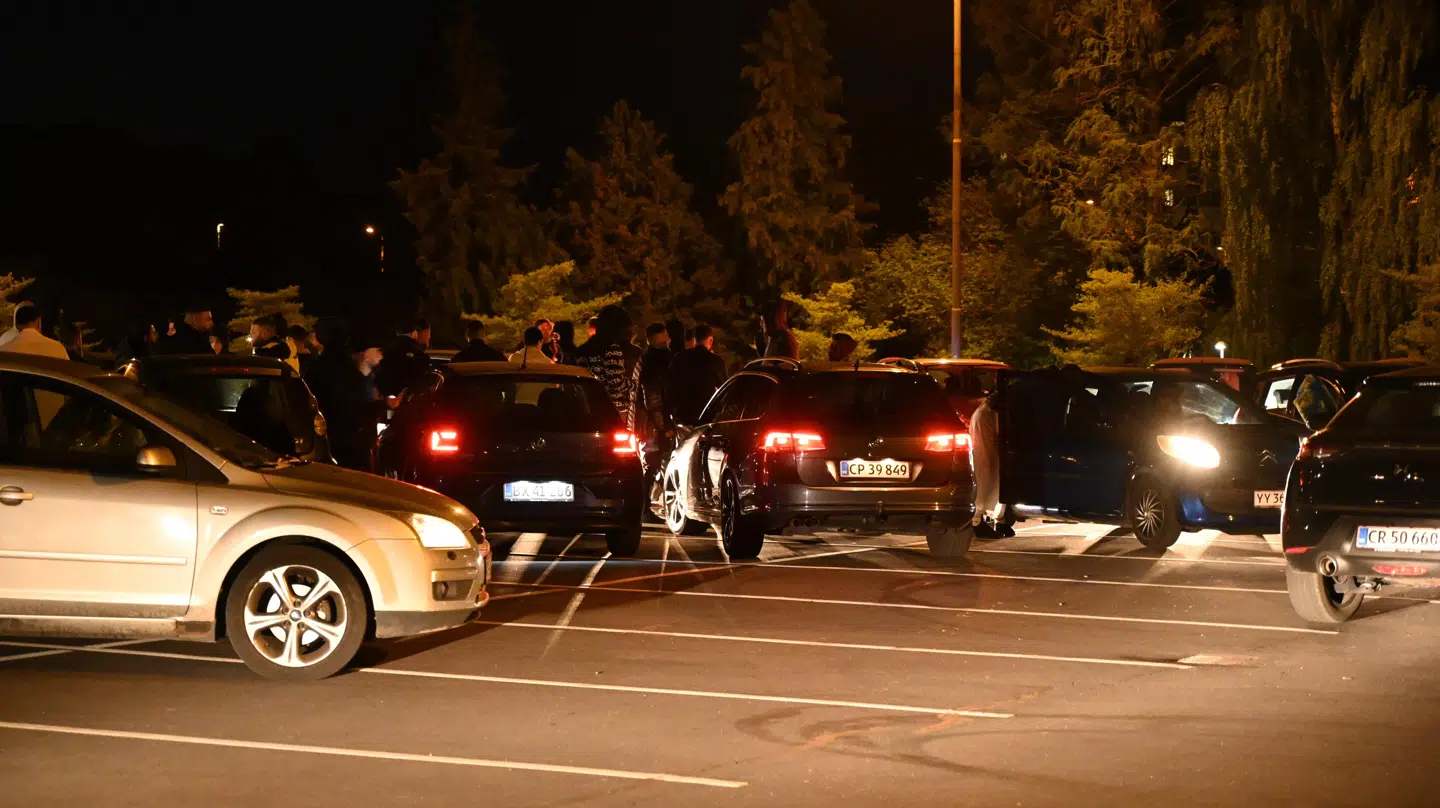 Der var både tæt pakket med mennesker og biler. Foto: Oxenholt