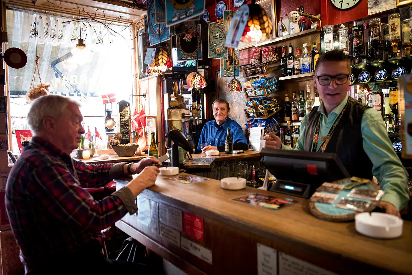 De hvide askebægre har ofte været fyldt på Jernbanecafeen. Men nu er det slut, skriver værtshuset i sit nyhedsbrev. Rygerne er velkommen til at ryge – på gaden.