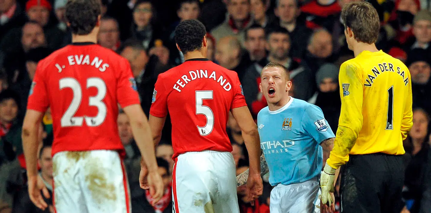 Craig Bellamy var en af de hårde hunde på fodboldbanen. Her skændes han med Manchester Uniteds Rio Ferdinand.
