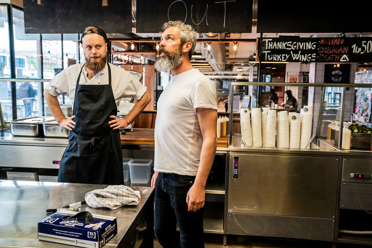 Hos Warpigs er der gang i de sidste forberedelser, som blandt andet omfatter skiltning, så gæsterne ved, hvor de skal gå ud og ind af restauranten.