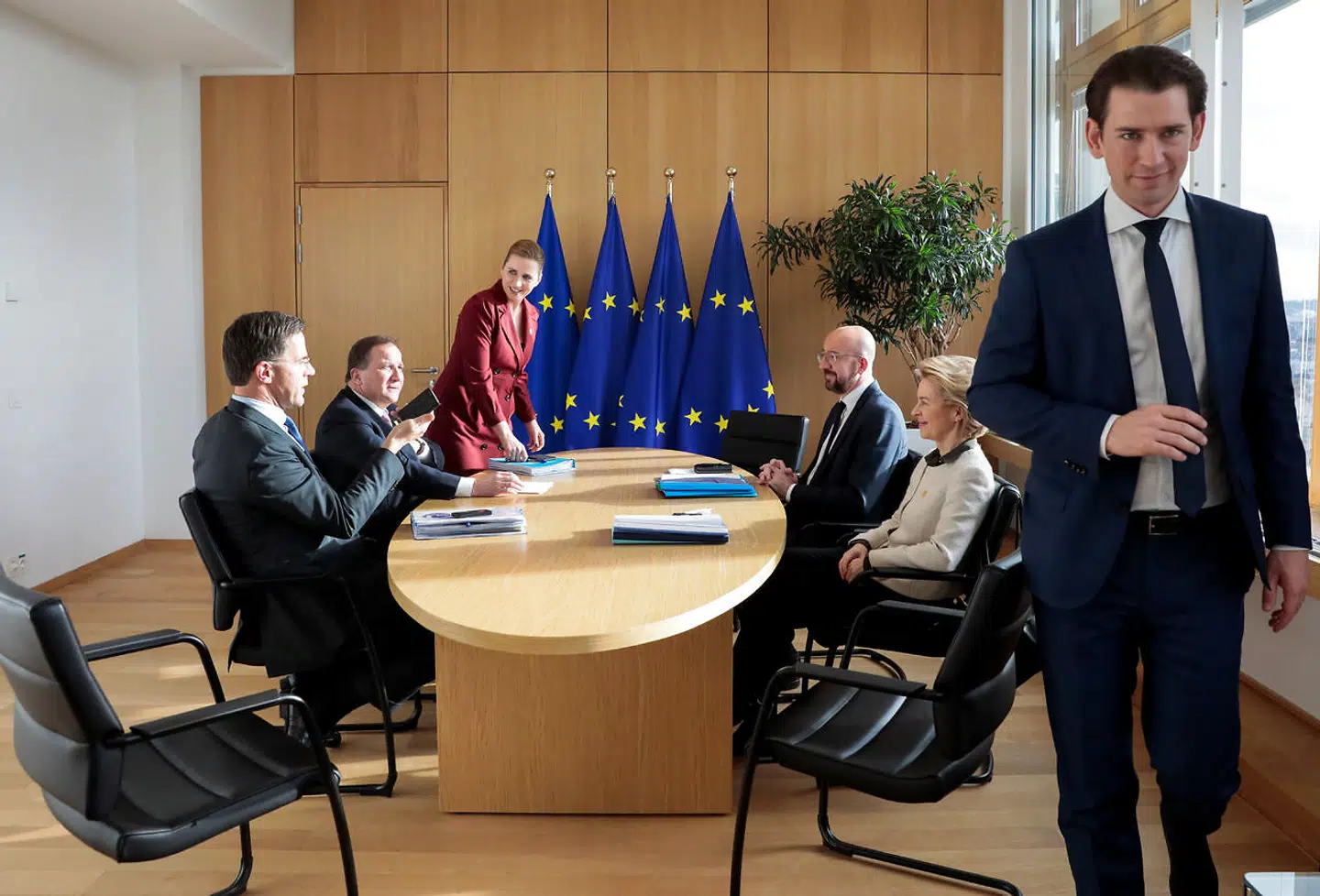 Hollands Mark Rutte, Sveriges Stefan Löfven, Danmarks Mette Frederiksen og Østrigs Sebastian Kurz (i forgrunden), der her mødes med kommissionsformand Ursula von der Leyen og EU-formand Charles Michel, er kendt som de »sparsommelige fire«. Men nu er der kommet en ny og mere magtfuld firebande i det europæiske arbejde, hævder den spanske finansminister.