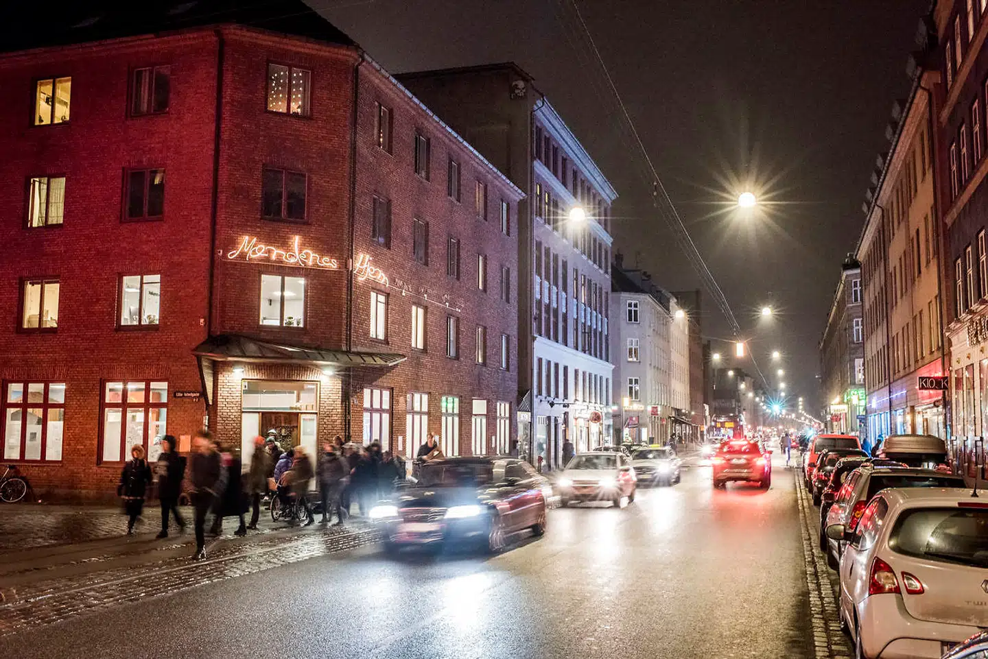 Istedgade er i de senere år blevet mere hipt og mondænt, men der ligger stadig en række institutioner som Kirkens Korshær og Mændenes hjem, hvor gode kræfter mildner luften for de klippede får.