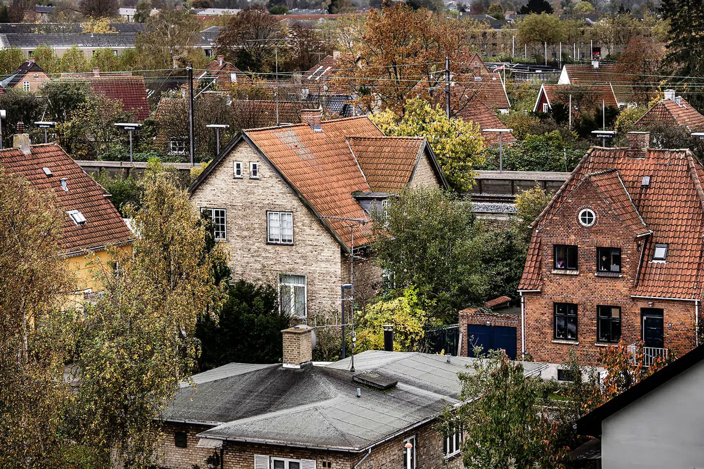 Boligejerne bliver ikke kompenseret nok for de forsinkede vurderinger, og det koster, fortæller økonomer.