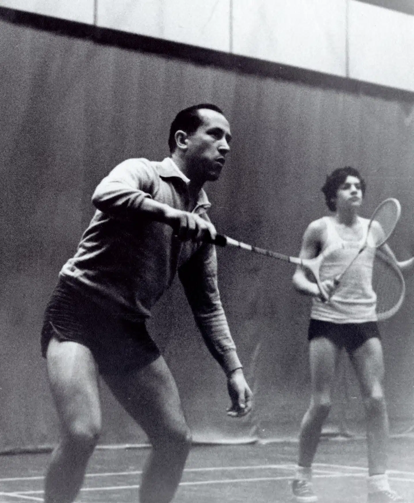 Oleg Gordijevskij var en dygtig sportsmand og fattede i København interesse for badminton. Her ses han i en dansk sportshal med en uidentificeret makker. Det var i en dansk badmintonhal, at den britiske efterretningstjeneste MI6 første gang kontaktede Oleg.