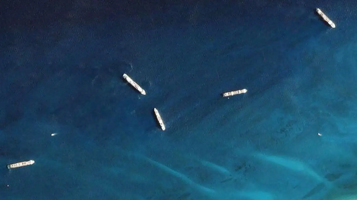 Satelit billeder af de strandede krydstogtskibe ud for Bahamas.