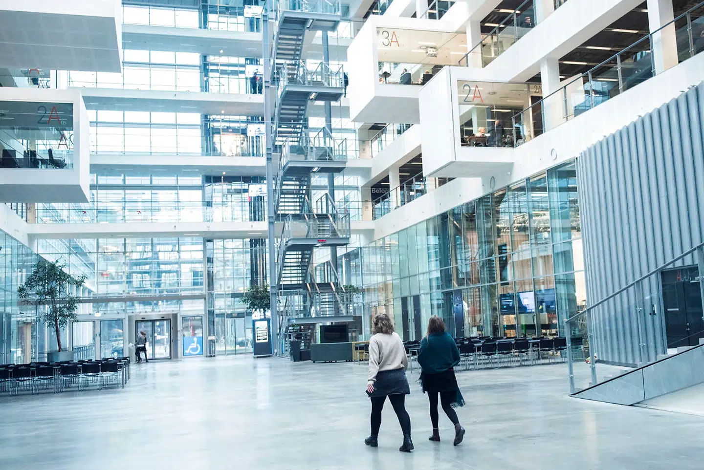 På to af landets store universiteter bliver de studerende bedt om at lade sig overvåge under deres eksaminer.