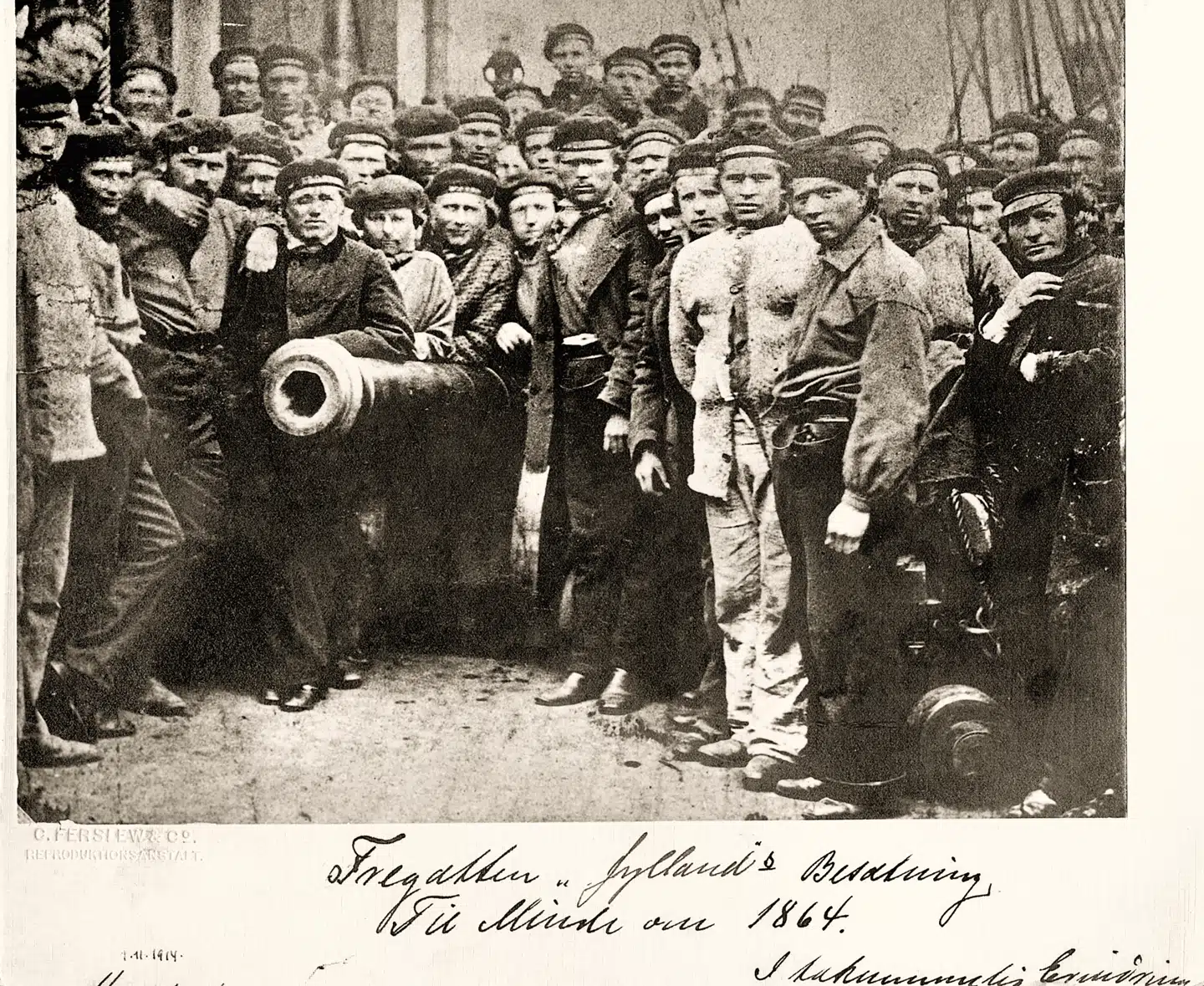 Menige militærfolk og matroser fra det danske skib »Jylland« i 1864. Poul Duedahls bog gør sig bemærket ved at give os almindelige menneskers skæbne i grænselandet.