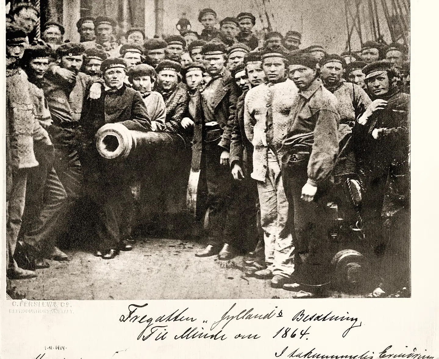 Menige militærfolk og matroser fra det danske skib »Jylland« i 1864. Poul Duedahls bog gør sig bemærket ved at give os almindelige menneskers skæbne i grænselandet.