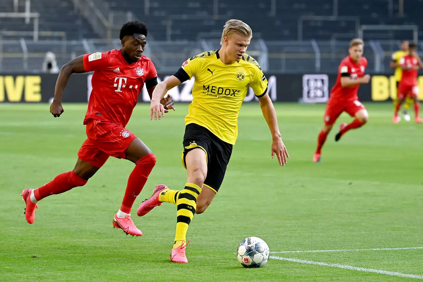 Erling Haaland fik Alphonso Davies' talent at se på helt tæt hold, da de to mødtes i storkampen mellem Bayern München og Dortmund tirsdag aften.