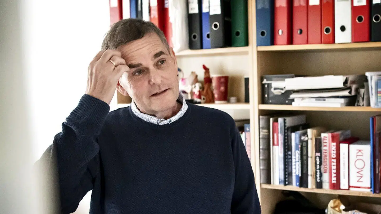 Carsten Werge beskriver i bogen bagsiden af at kommentere fodbold på tv.