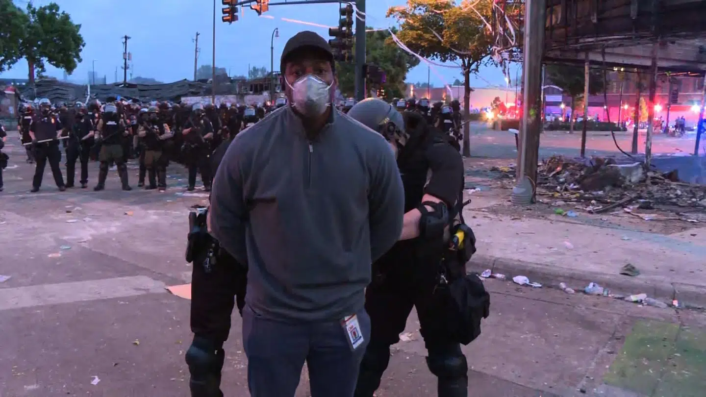 CNN-journalisten Omar Jimenez bliver anholdt af politiet i Minneapolis.