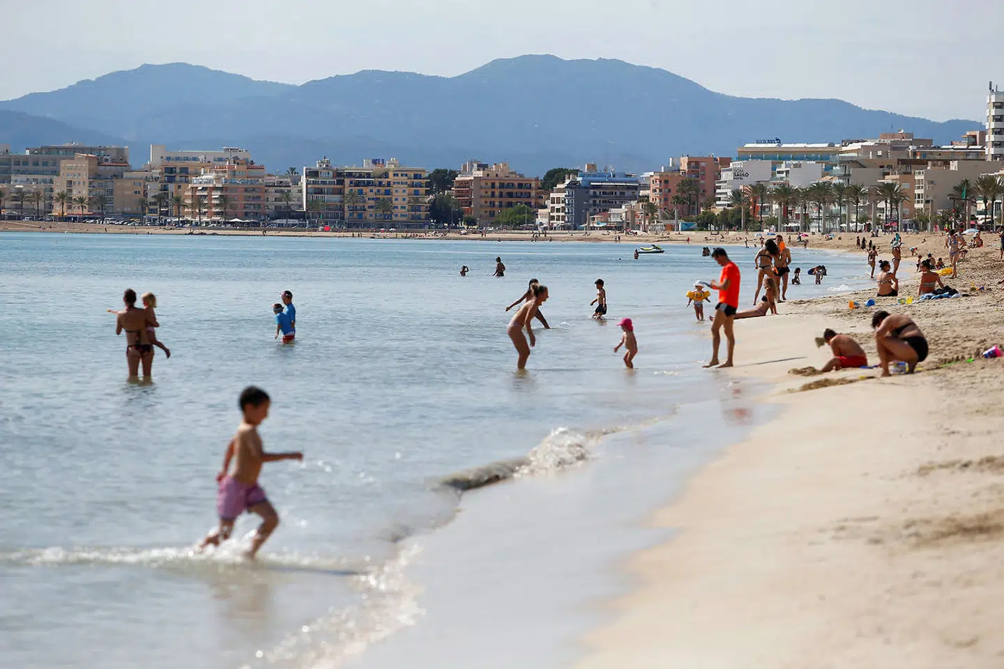 Her er et billede fra en strand på den spanske ferieø Mallorca i Middelhavet, der netop er åbnet op igen efter nedlukningen under coronakrisen. Men indtil 31. august kan danskerne ikke komme på ferie ved denne eller andre strande, der ikke lige hører til Island, Norge og Tyskland. REUTERS/Enrique Calvo