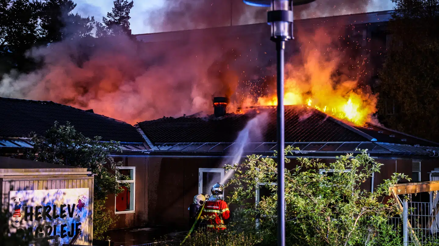 Politi og brandvæsen har natten igennem kæmpet med seks brande i Herlev.