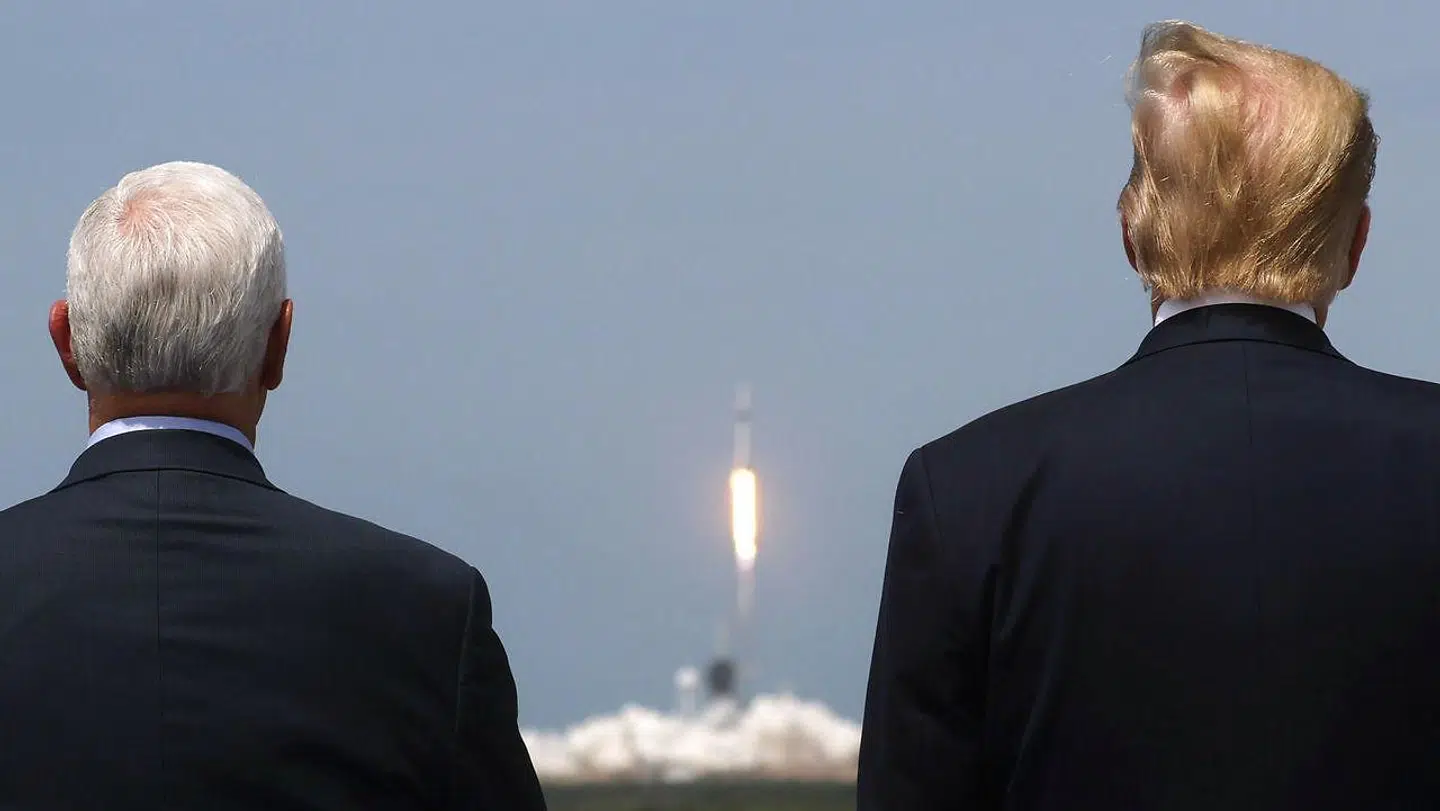 Donald Trump og vicepræsident Mike Pence ser på, mens SpaceX-raketten stiger til vejrs.