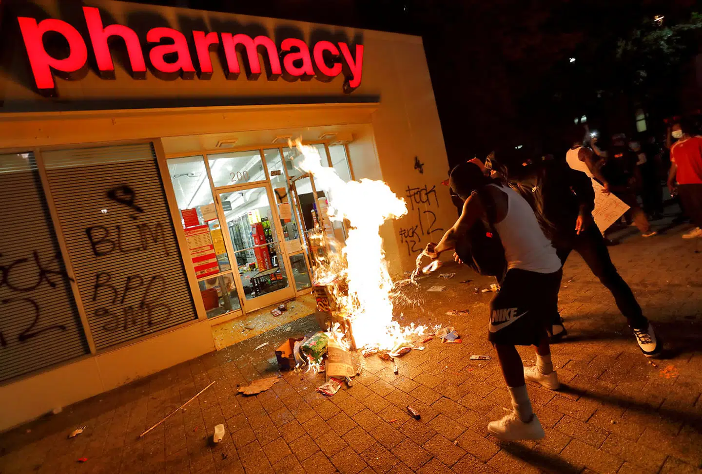 Demonstration og ildspåsættelse i Raleigh, North Carolina.