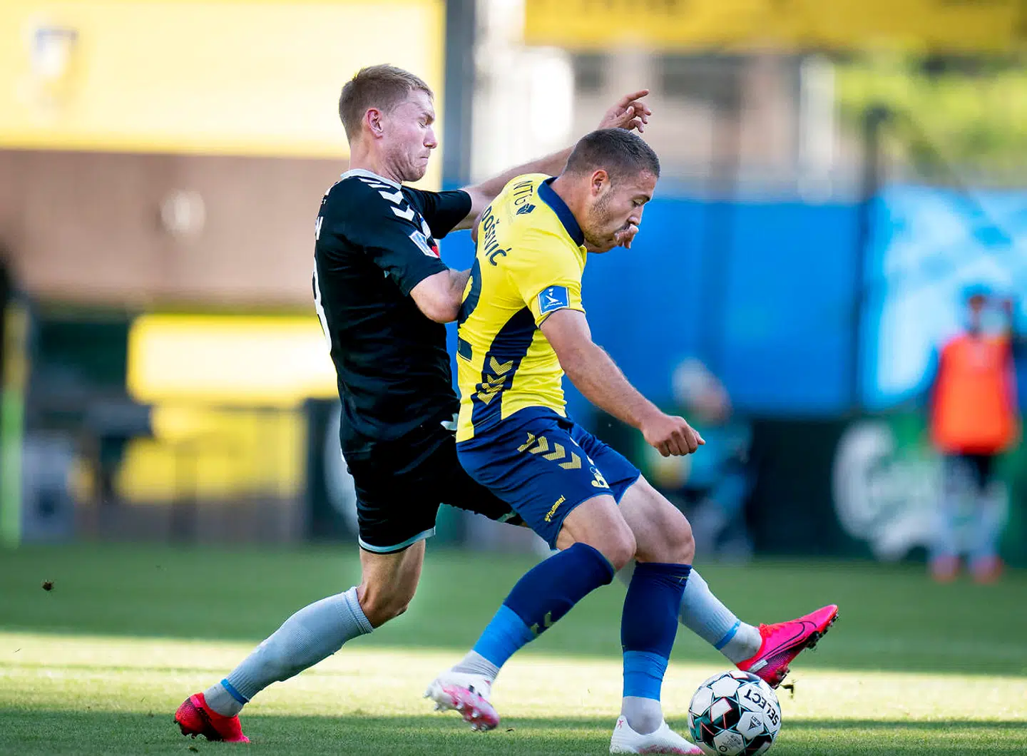 Brøndbys Josip Radosevic og SønderjyskEs Christian Jakobsen under 3F Superligakampen mellem Brøndby IF - SønderjyskE på Brøndby Stadion tirsdag den 2. juni 2020.. (Foto: Liselotte Sabroe/Ritzau Scanpix)