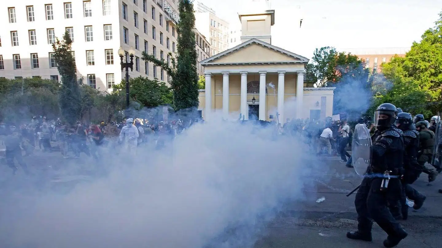 Politiet brugte tåregas mod demonstranter ved Det Hvide Hus i Washington D.C.