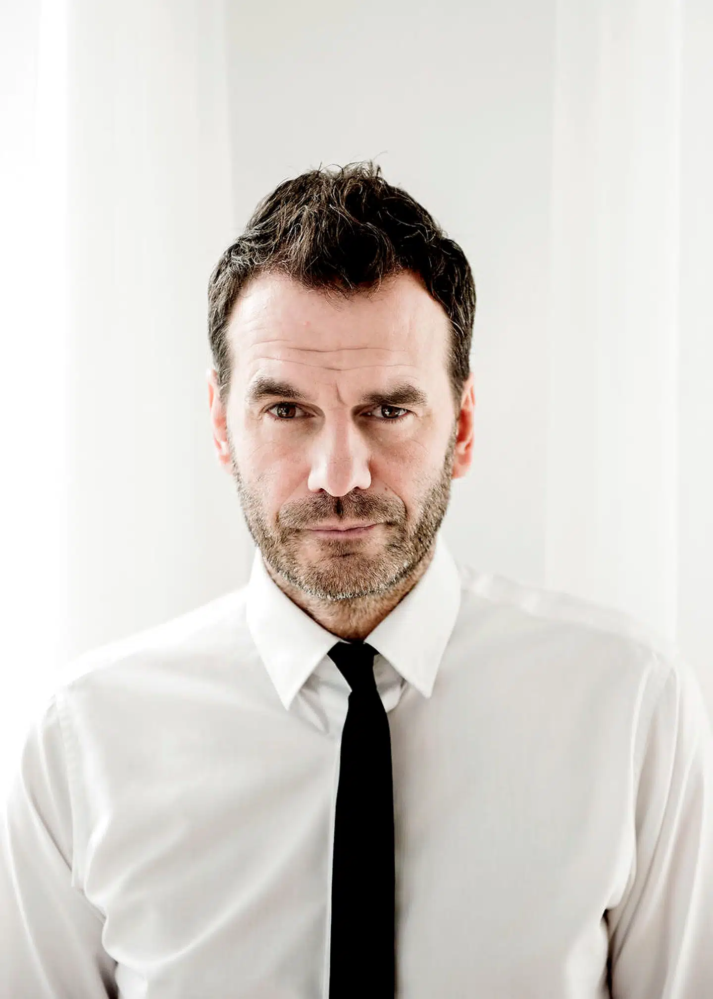 Jesper Buch blev kendt som stifter af Just Eat, som han siden solgte og blev mangemillionær af. I dag er han aktiv investor bl.a. i det populære TV-program »Løvens Hule«.