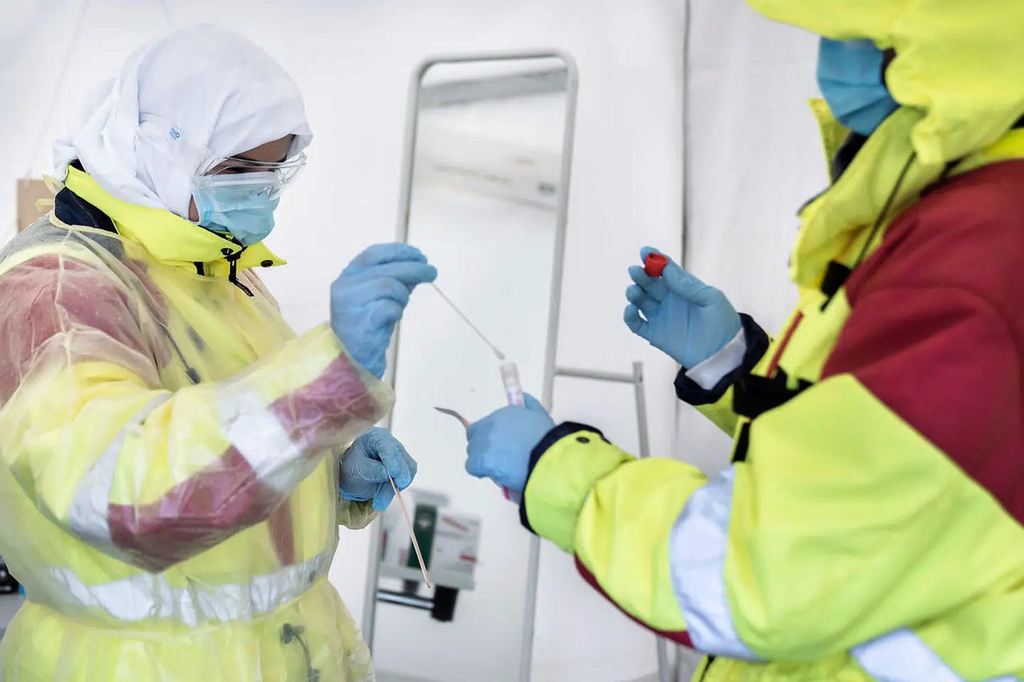 Covid-19 har ramt langt hårdere i kommunerne på Vestegnen end i resten af landet. Årsagen menes at være sociale forhold, men præcis hvilke er der ingen, der ved. Læger og landets førende forskere inden for eksempelvis epidemiologi har indtil nu ikke kunnet få adgang til de relevante epidemidata hos Statens Serum Institut.