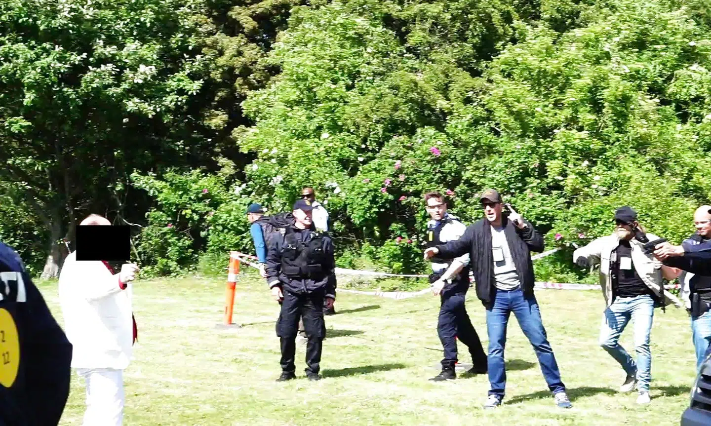 Politiet affyrer skud ved en Stram Kurs-demonstration i Gellerupparken i Aarhus, fredag 5. juni, hvor en ældre mand truede med kniv.