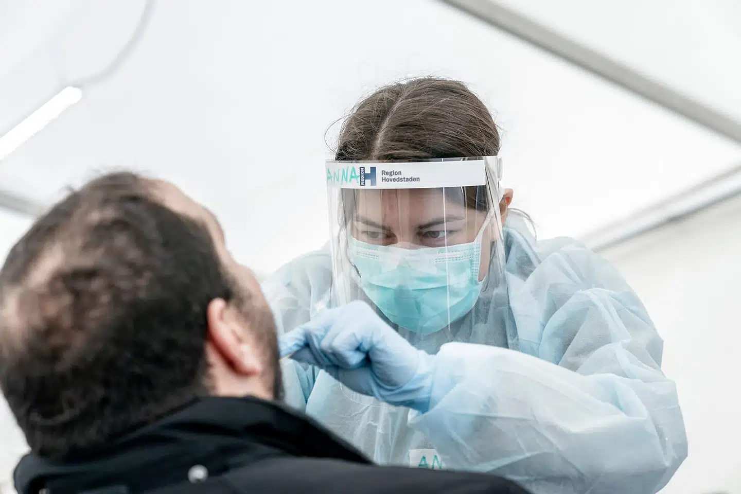 Antallet af nye danskere, der bliver testet positive for covid-19 er nogenlunde konstant.