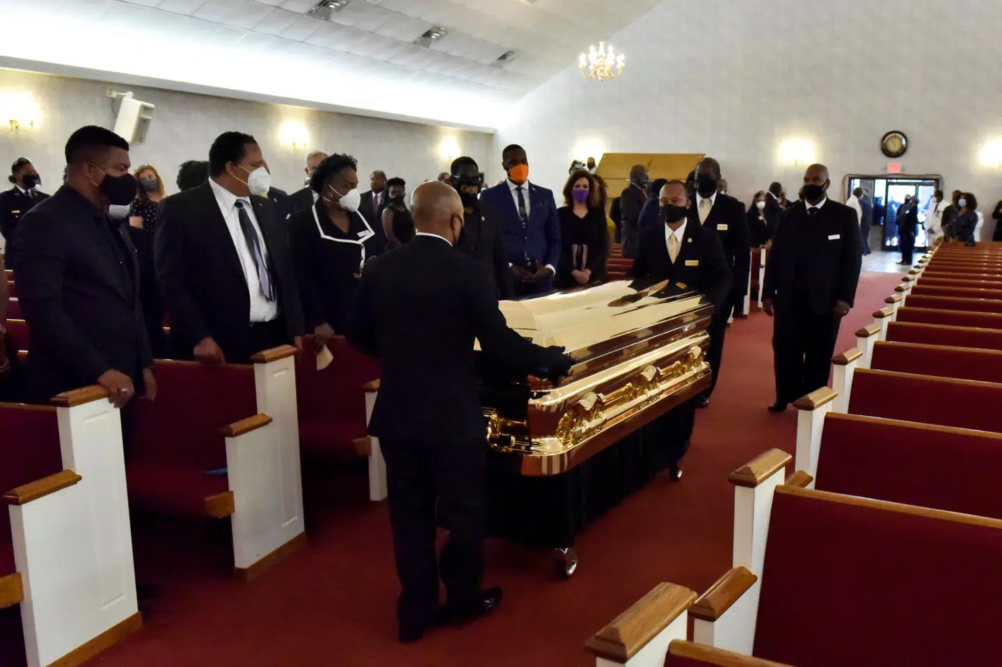 Kisten med afdøde Floyd bliver her bragt ind i kirken i byen Raeford. Pool/Reuters